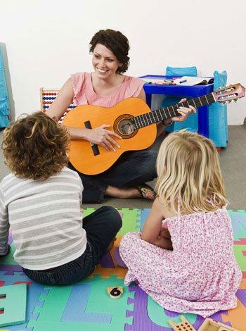 Niños aprendiendo a tocar guitarra