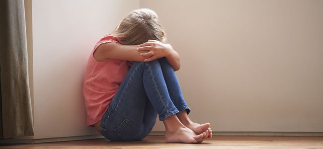 nina miedo encogida p - Contra el abuso infantil hay que denunciar