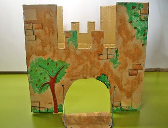 Castillo con caja de cartón