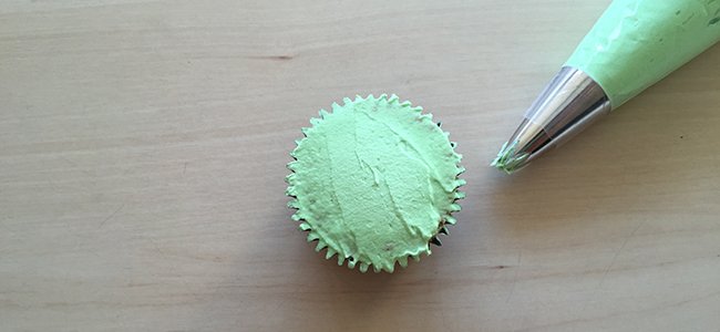 Cupcake con forma de momia. Paso 5