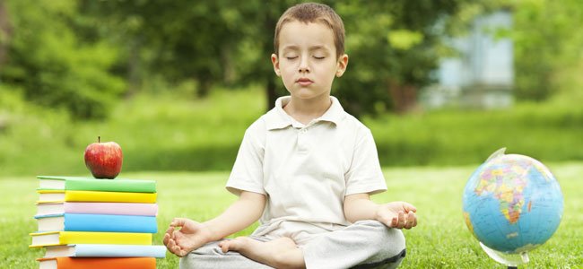 Niño medita