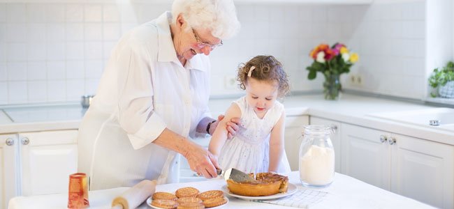 Abuela cocina con nieta