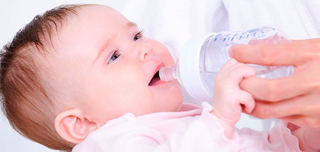 Bebé bebe agua