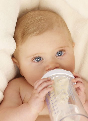 Alimentar al bebé con biberón