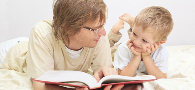 Padre lee un cuento a niño